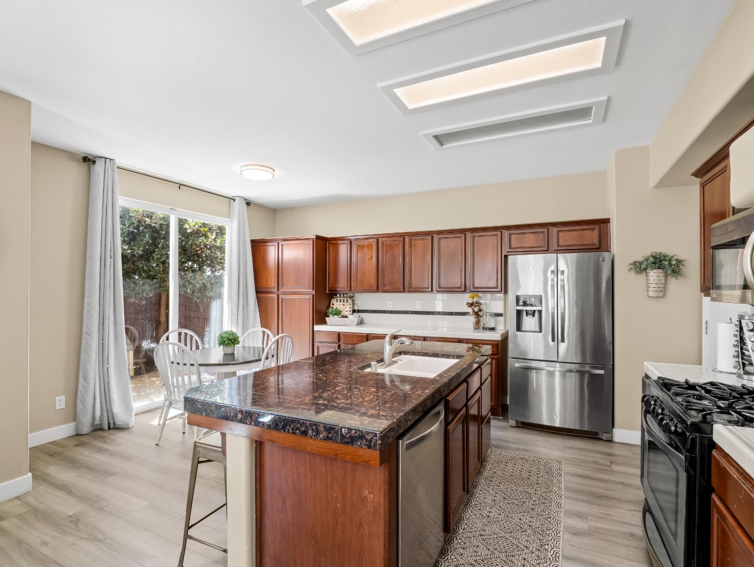 732 W Tivoli Ln, Clovis, CA 93619