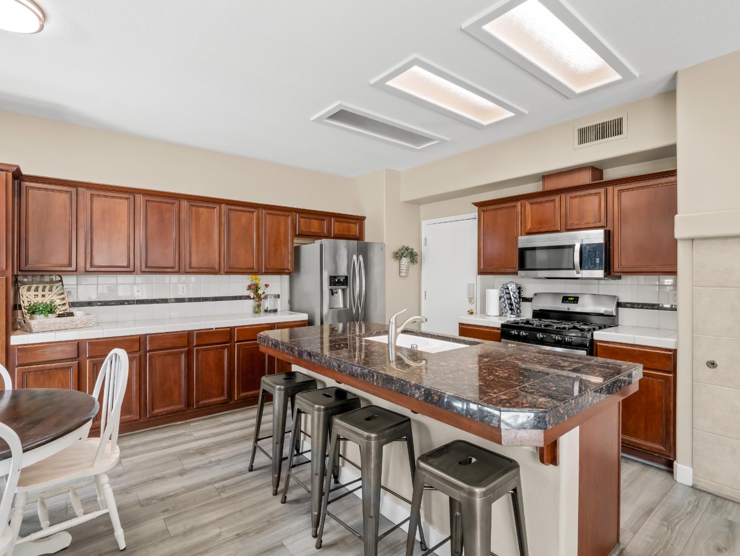 732 W Tivoli Ln, Clovis, CA 93619