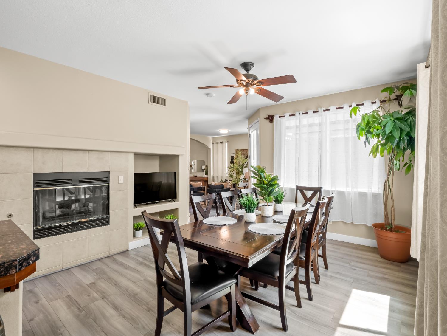 732 W Tivoli Ln, Clovis, CA 93619