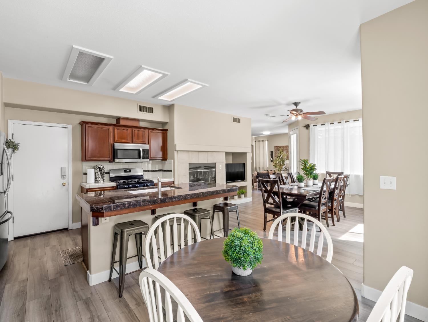 732 W Tivoli Ln, Clovis, CA 93619