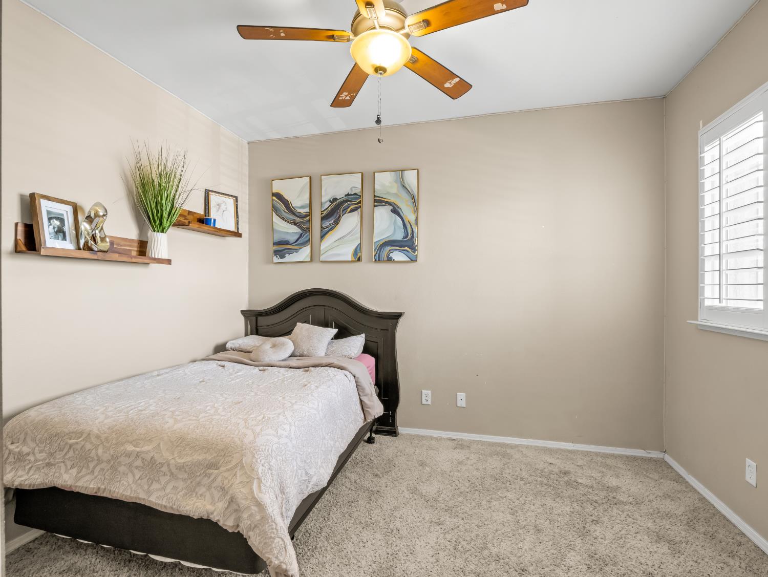 732 W Tivoli Ln, Clovis, CA 93619