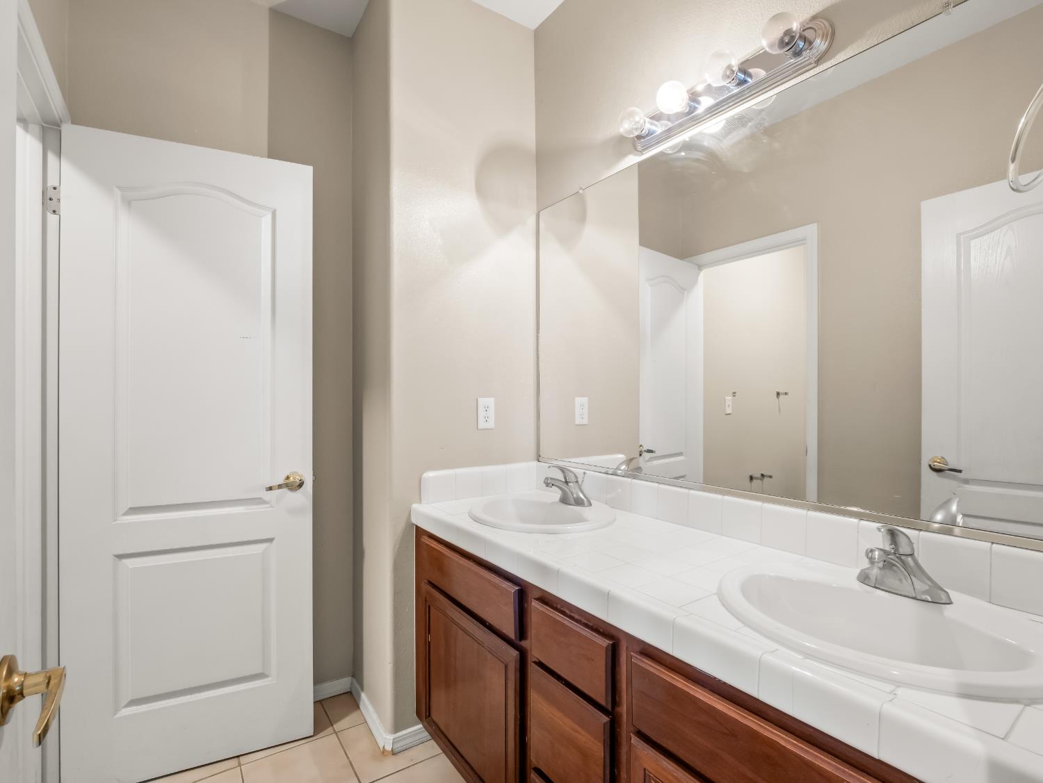 732 W Tivoli Ln, Clovis, CA 93619