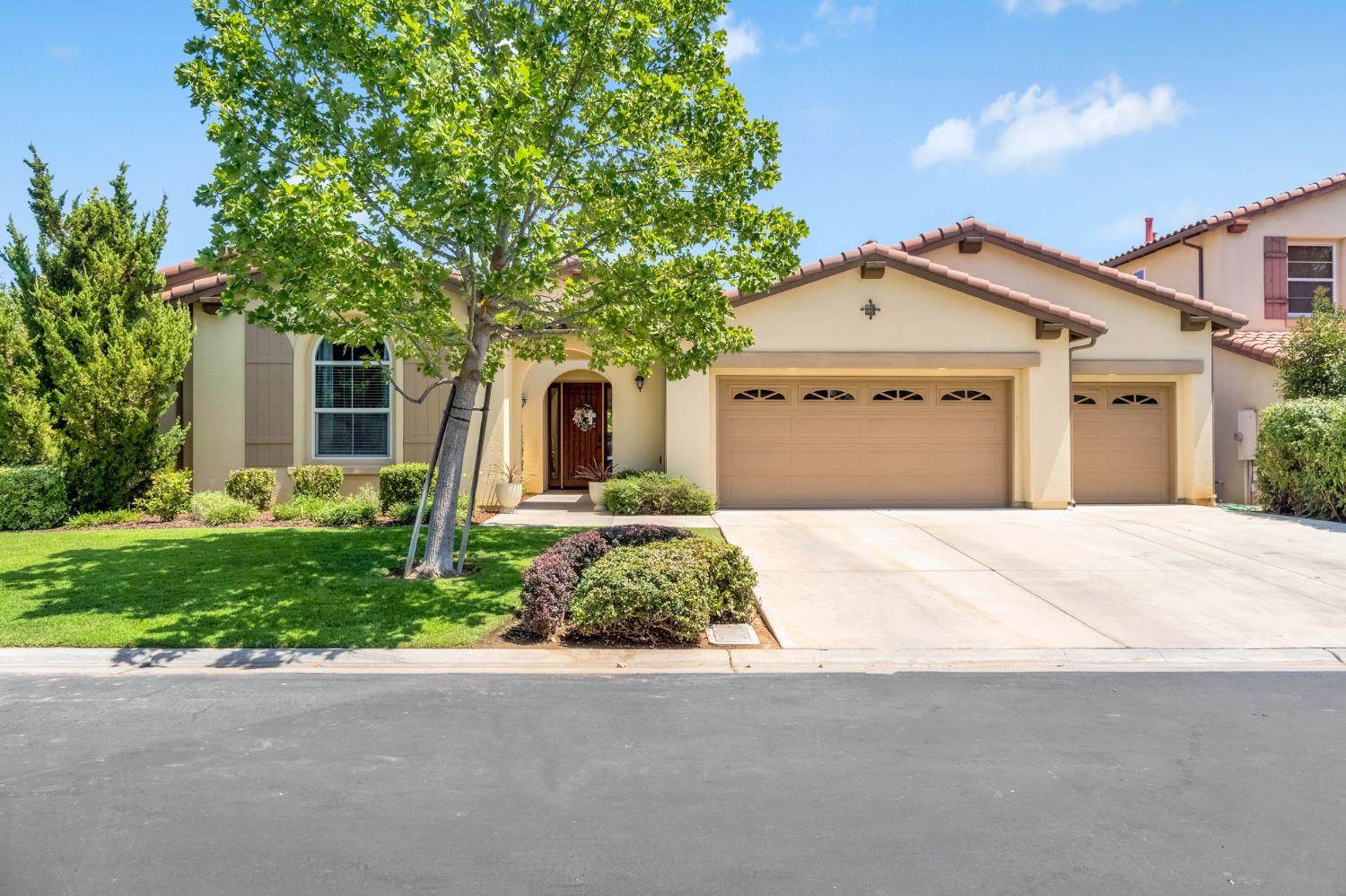4096 N Newport Bay, Clovis, CA 93619