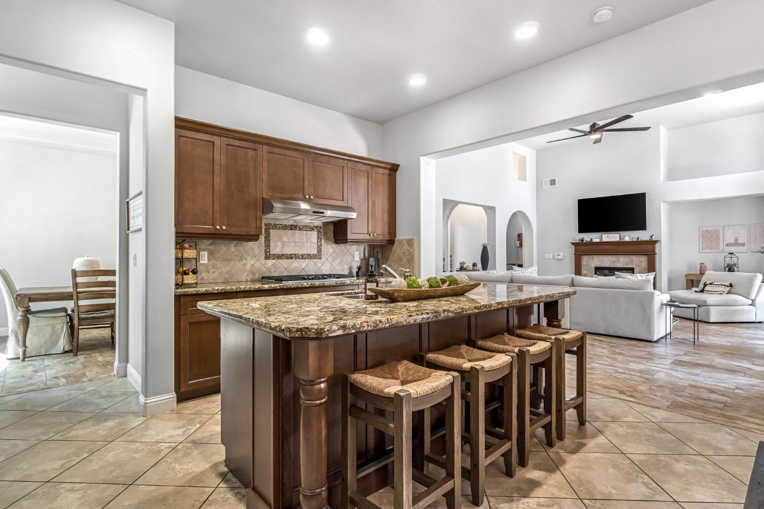 4096 N Newport Bay, Clovis, CA 93619