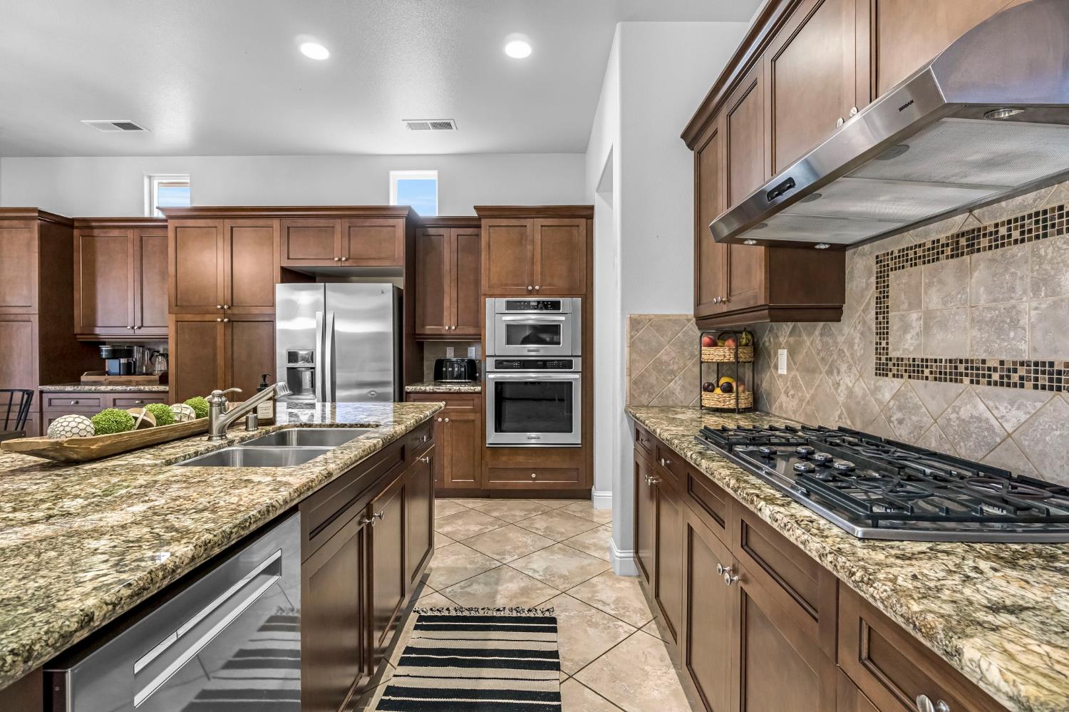 4096 N Newport Bay, Clovis, CA 93619