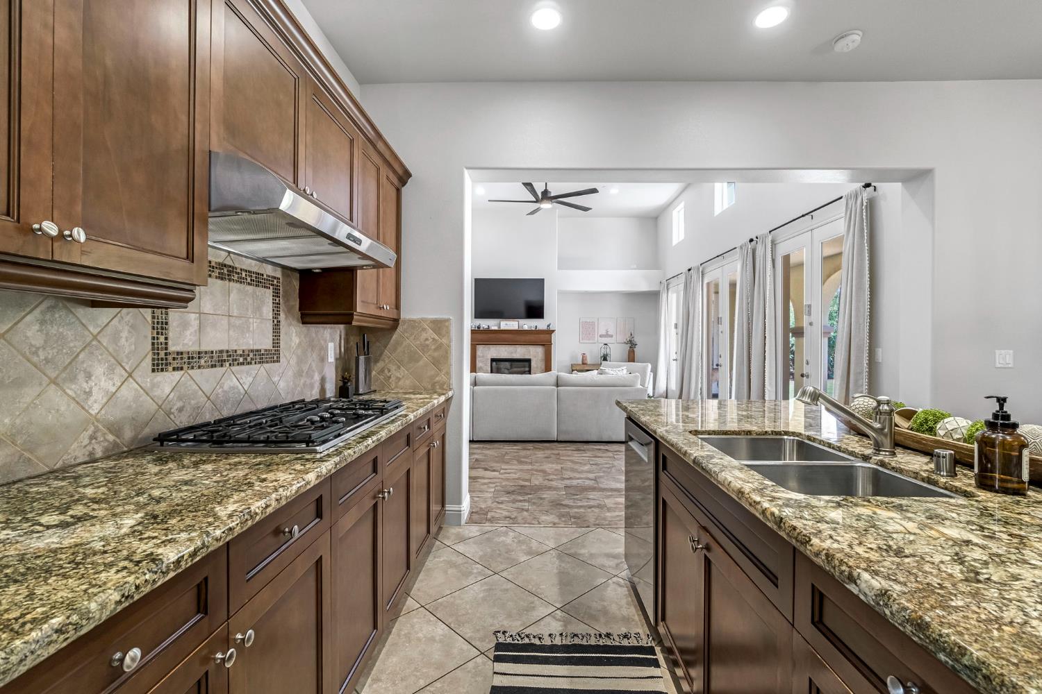 4096 N Newport Bay, Clovis, CA 93619