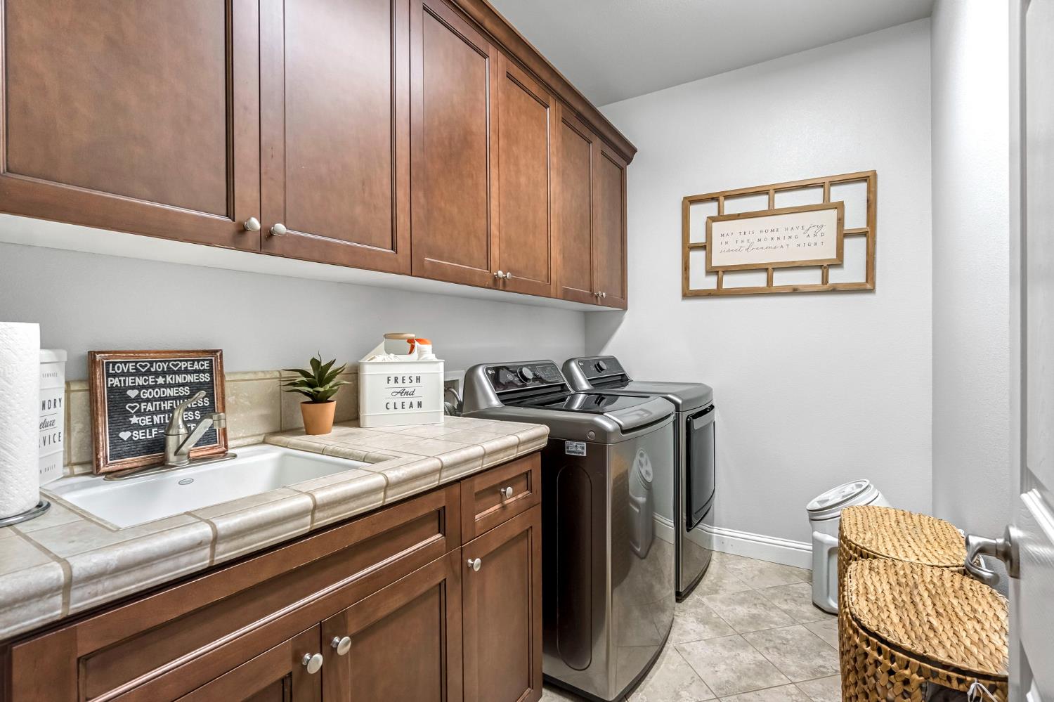 4096 N Newport Bay, Clovis, CA 93619