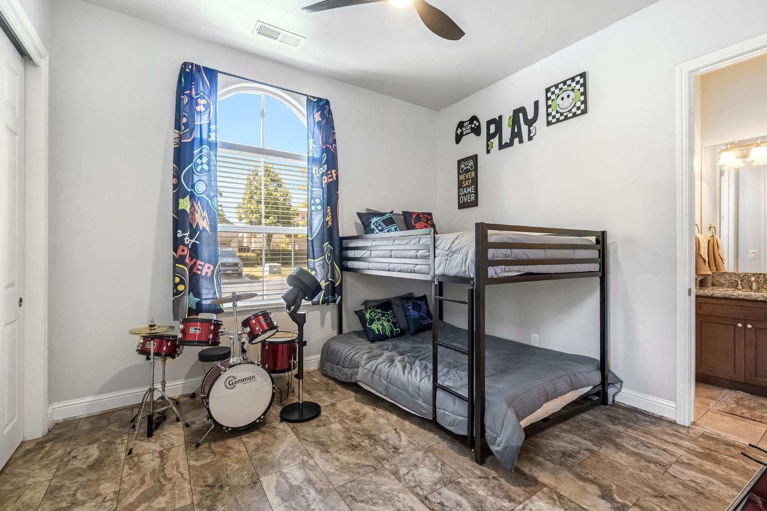 4096 N Newport Bay, Clovis, CA 93619