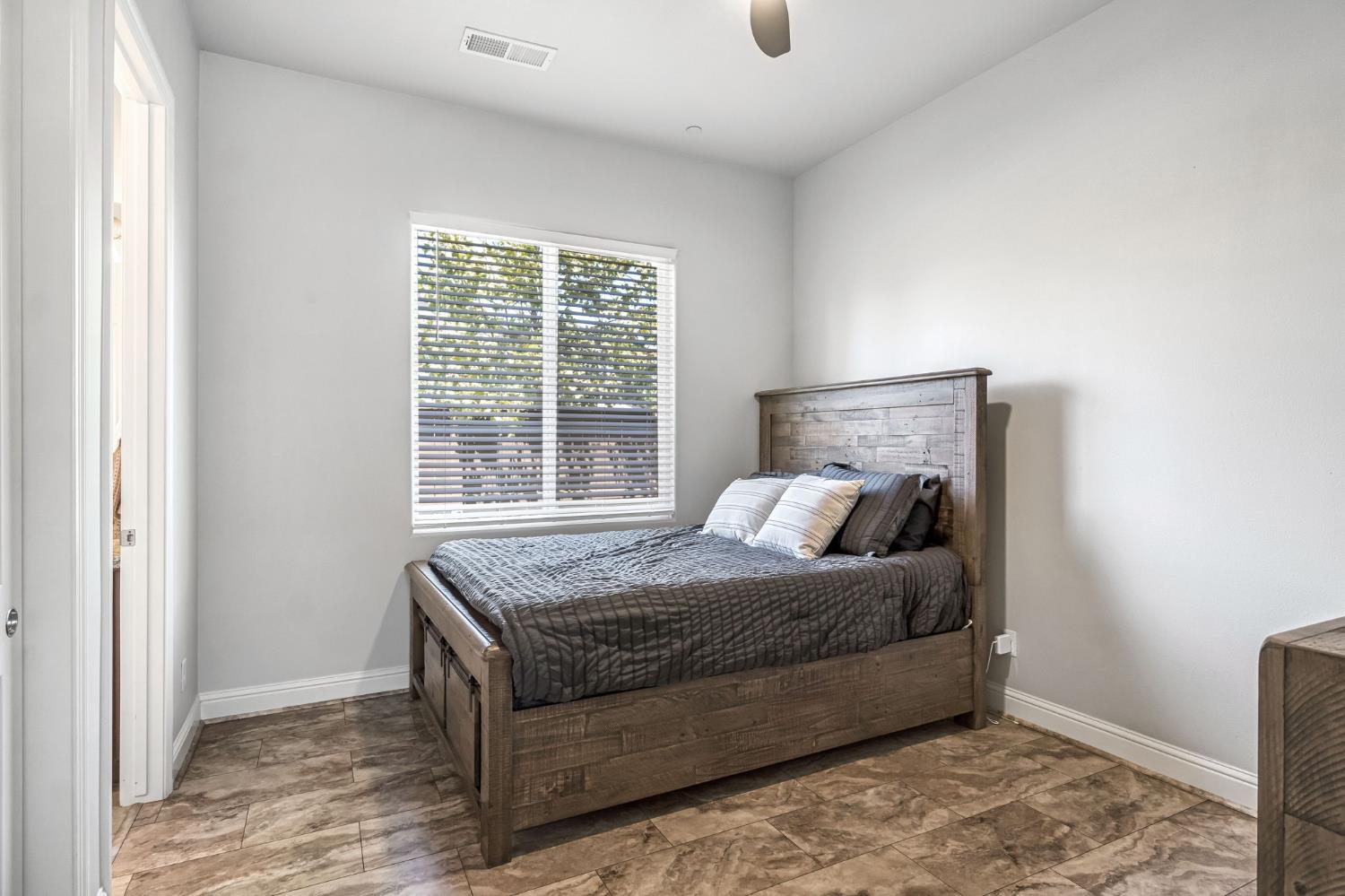 4096 N Newport Bay, Clovis, CA 93619