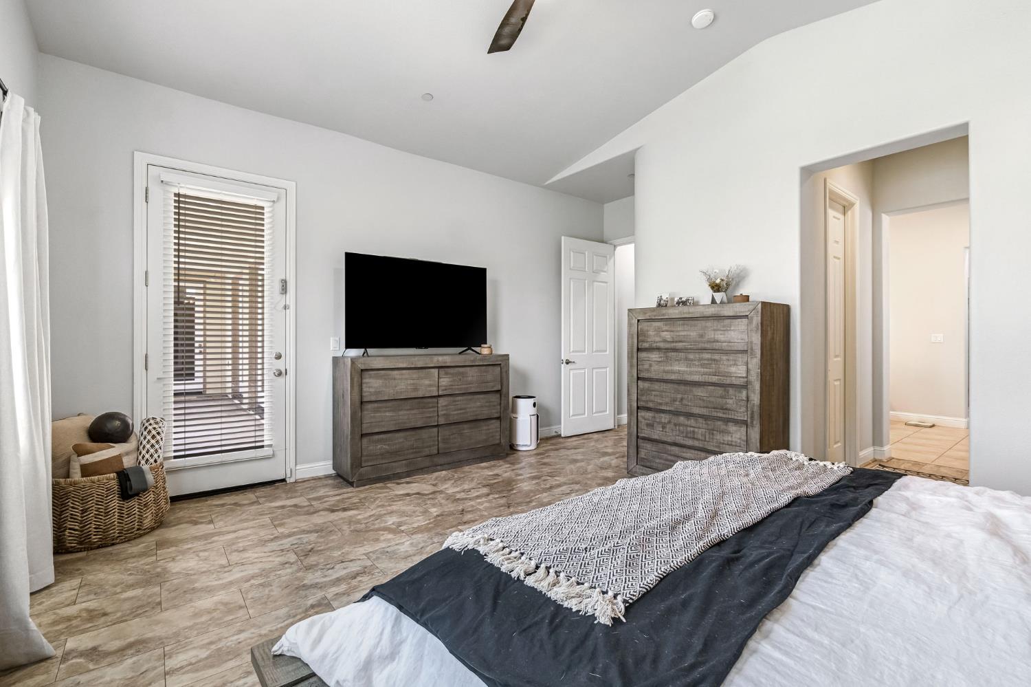4096 N Newport Bay, Clovis, CA 93619