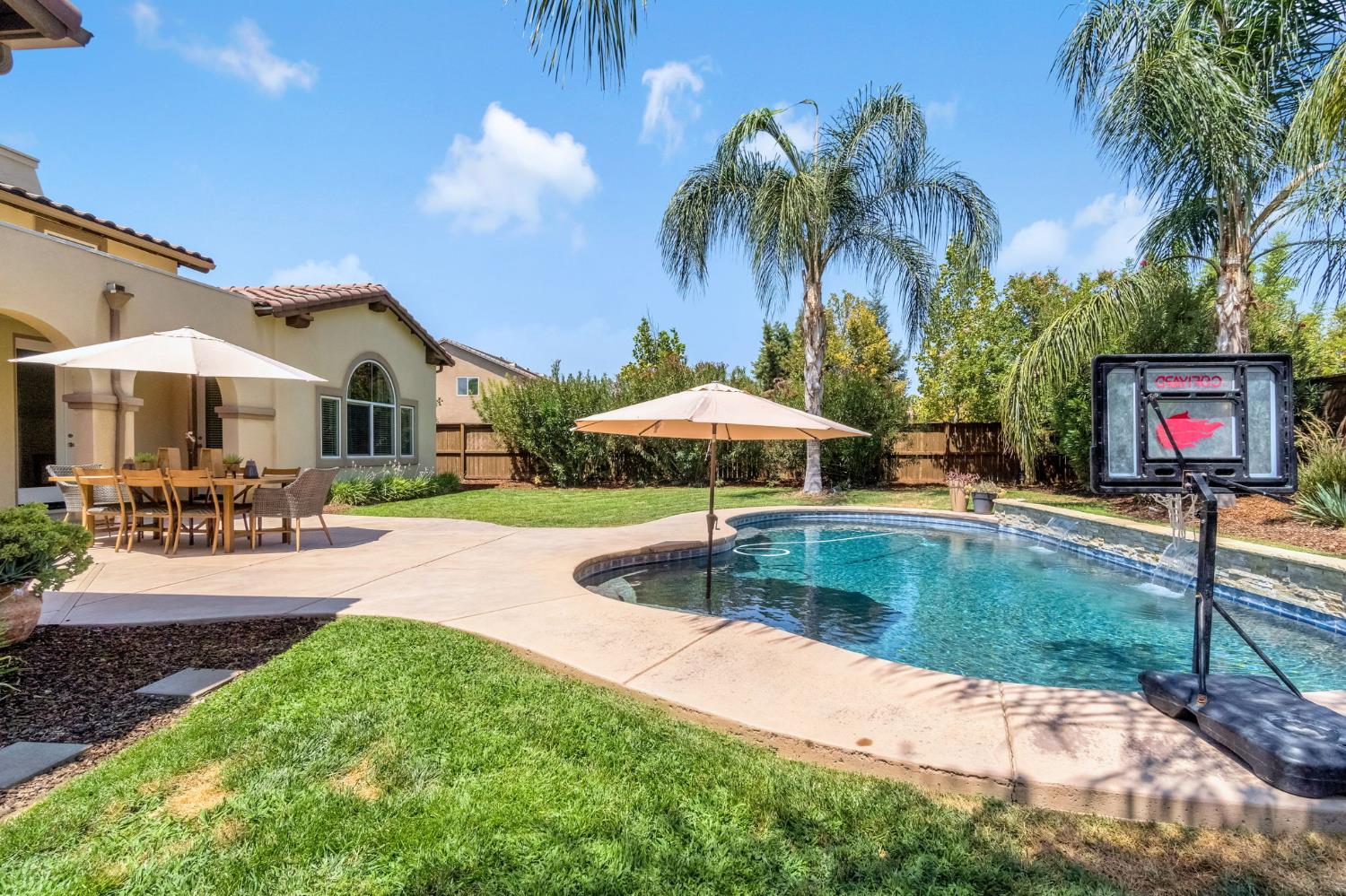 4096 N Newport Bay, Clovis, CA 93619