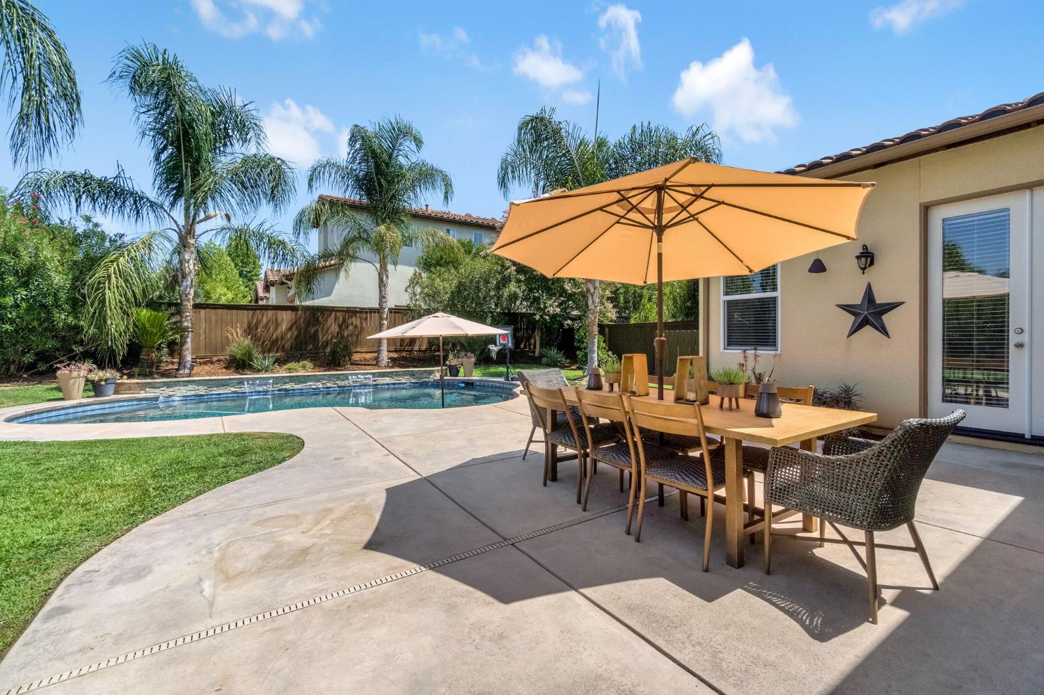 4096 N Newport Bay, Clovis, CA 93619