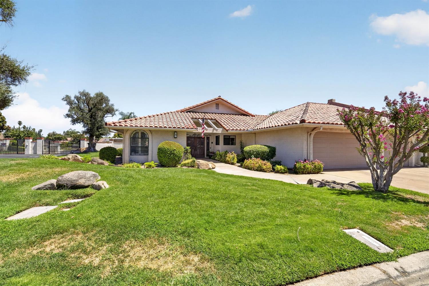 28 Seasons Ct, Madera, CA 93637