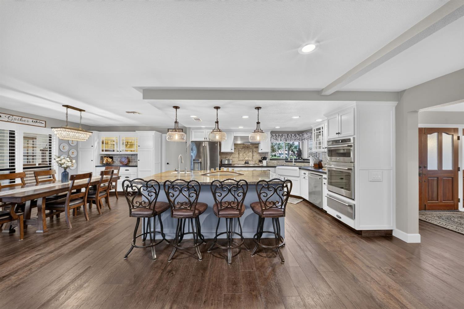 28 Seasons Ct, Madera, CA 93637