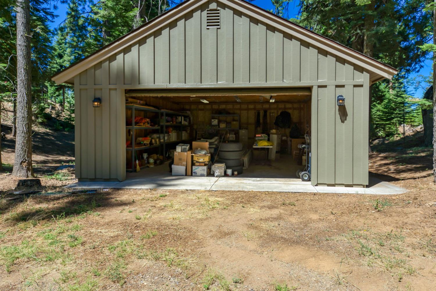 39155 Pitchwood Ln, Shaver Lake, CA 93664