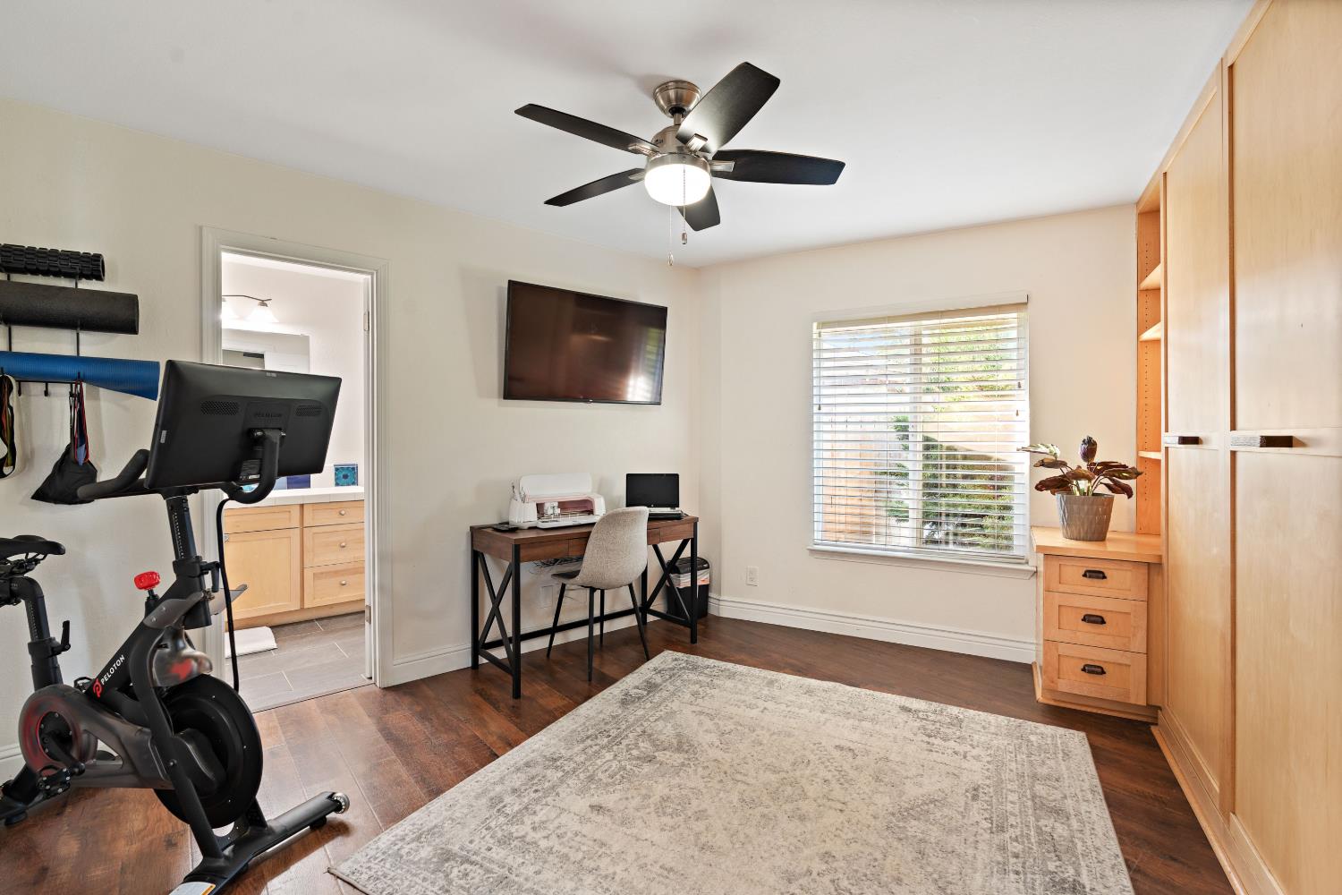 1112 S Sunnyside Ave, Fresno, CA 93727