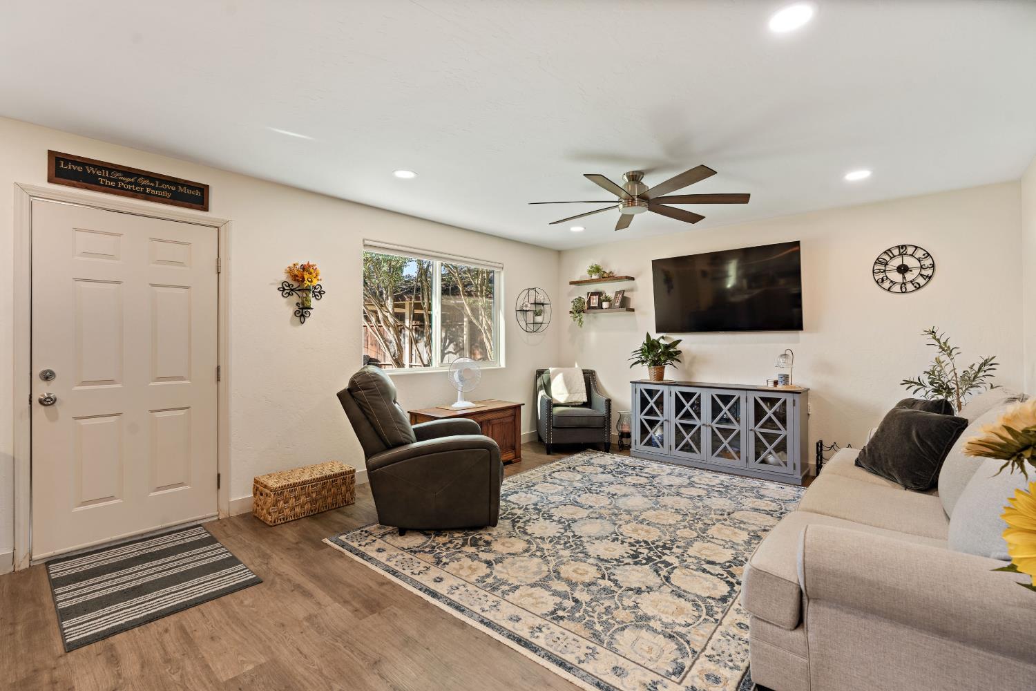 1112 S Sunnyside Ave, Fresno, CA 93727