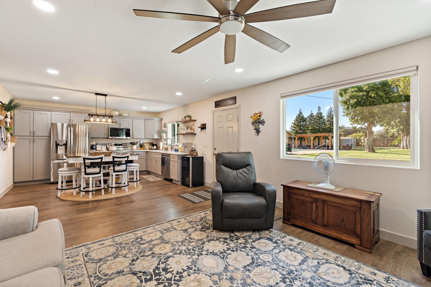1112 S Sunnyside Ave, Fresno, CA 93727