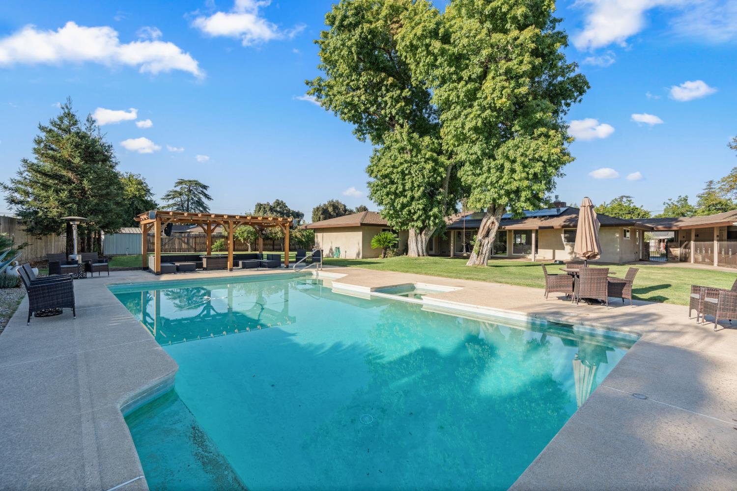 1112 S Sunnyside Ave, Fresno, CA 93727
