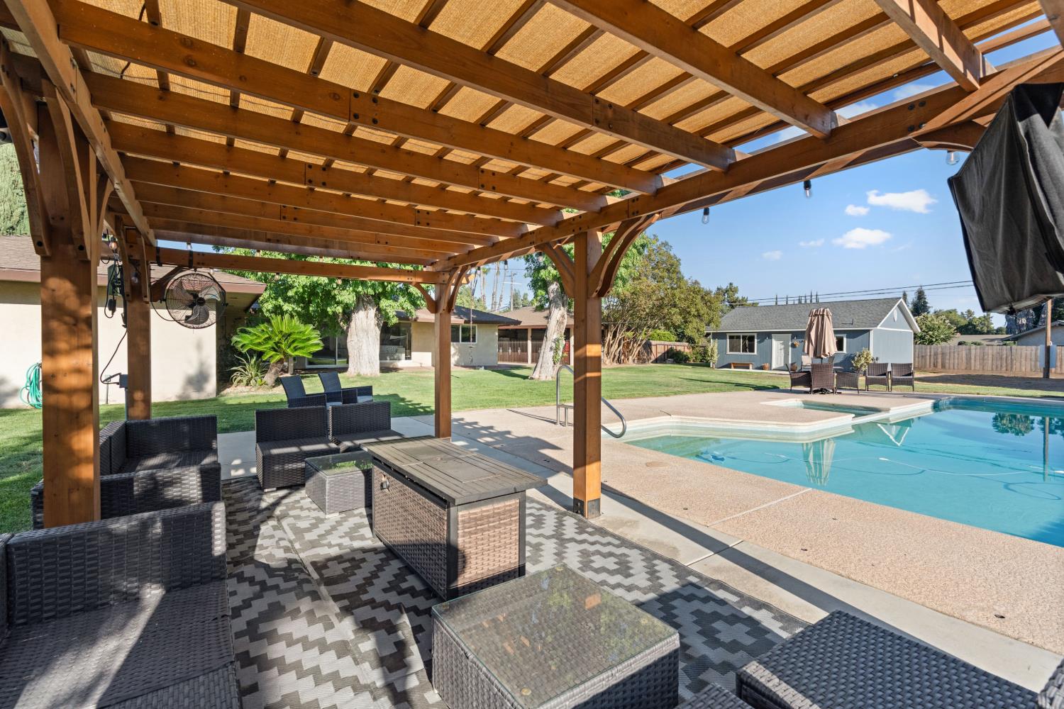 1112 S Sunnyside Ave, Fresno, CA 93727