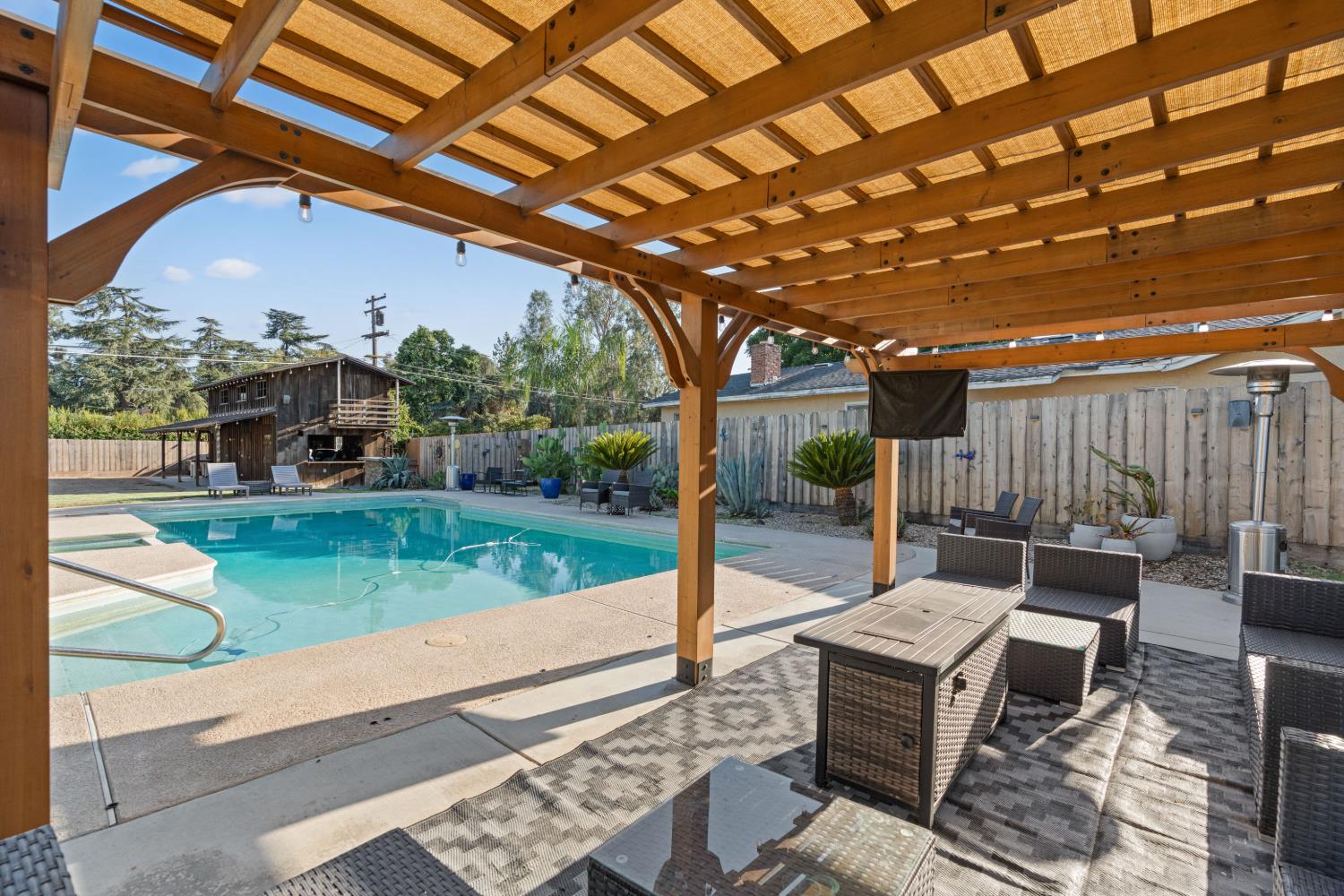 1112 S Sunnyside Ave, Fresno, CA 93727