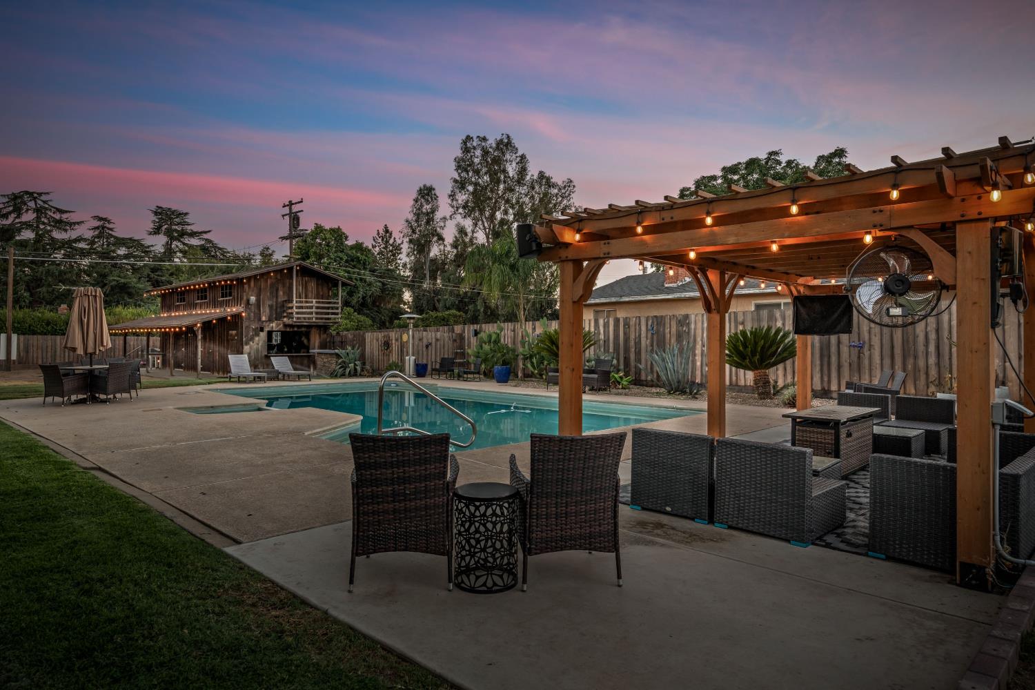 1112 S Sunnyside Ave, Fresno, CA 93727