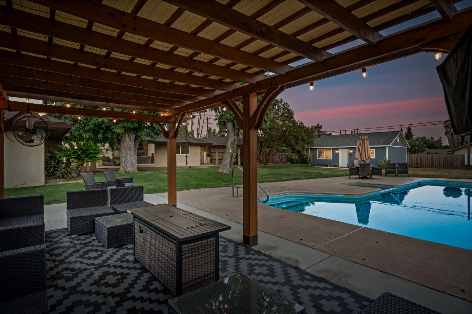 1112 S Sunnyside Ave, Fresno, CA 93727