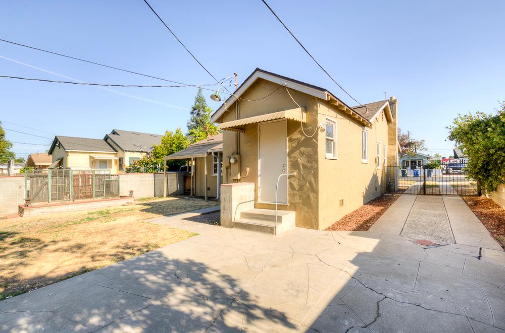 226 E Alhambra Ave, Fresno, CA 93728