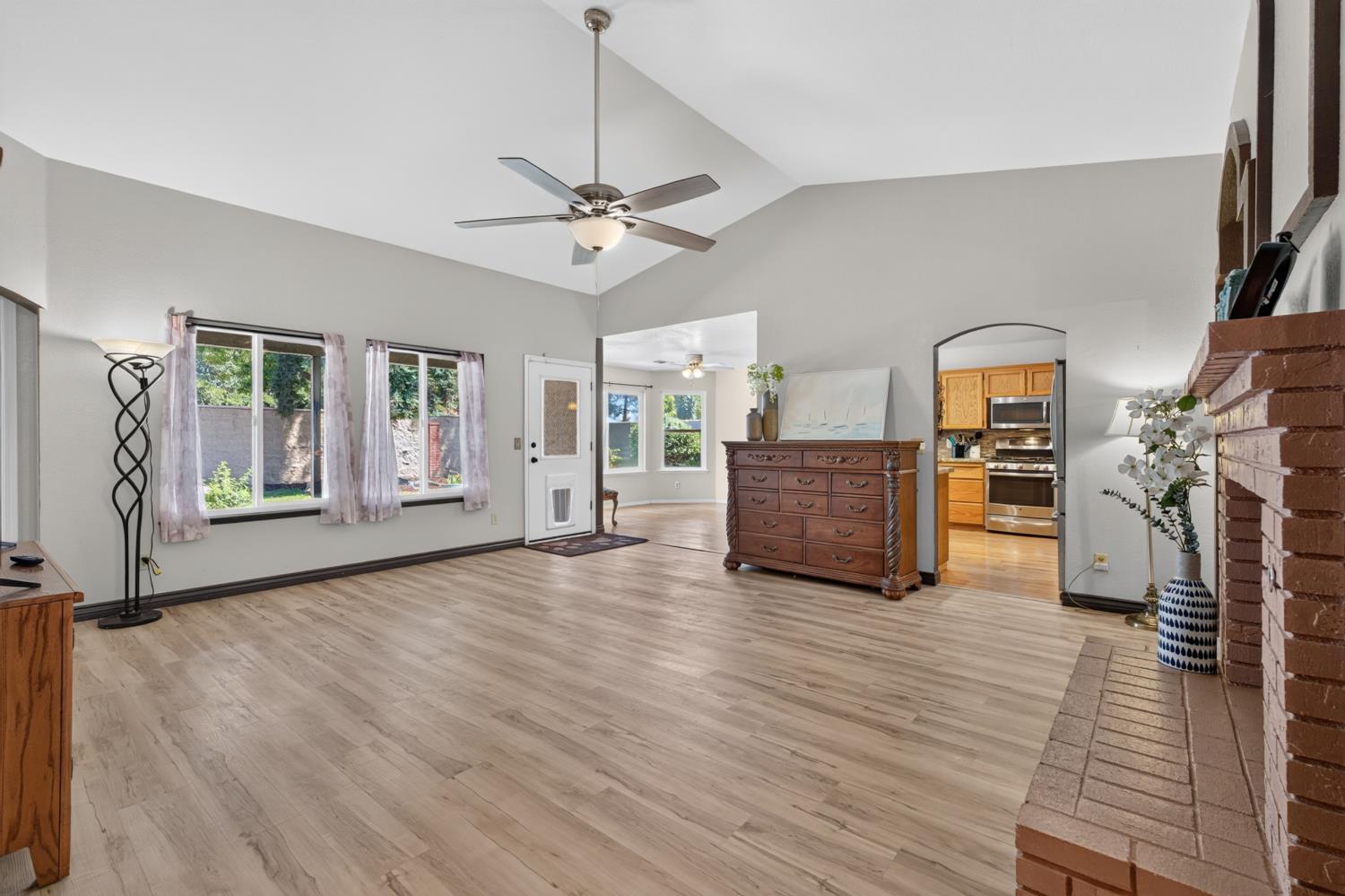 923 Oak Avenue, Clovis, CA 93611