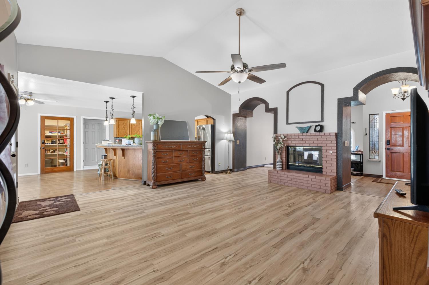 923 Oak Avenue, Clovis, CA 93611