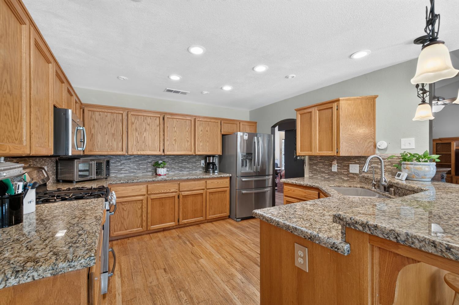 923 Oak Avenue, Clovis, CA 93611