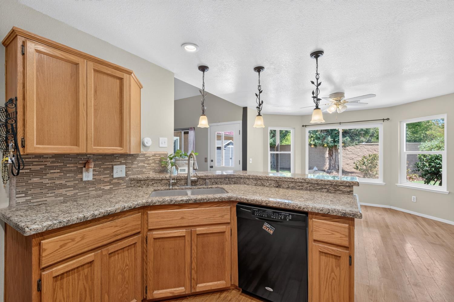 923 Oak Avenue, Clovis, CA 93611