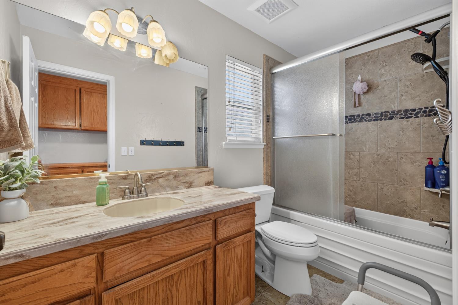 923 Oak Avenue, Clovis, CA 93611