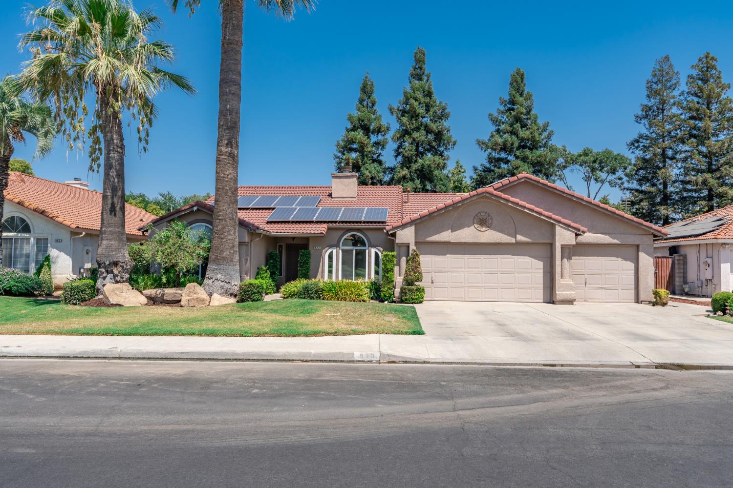 923 Oak Avenue, Clovis, CA 93611