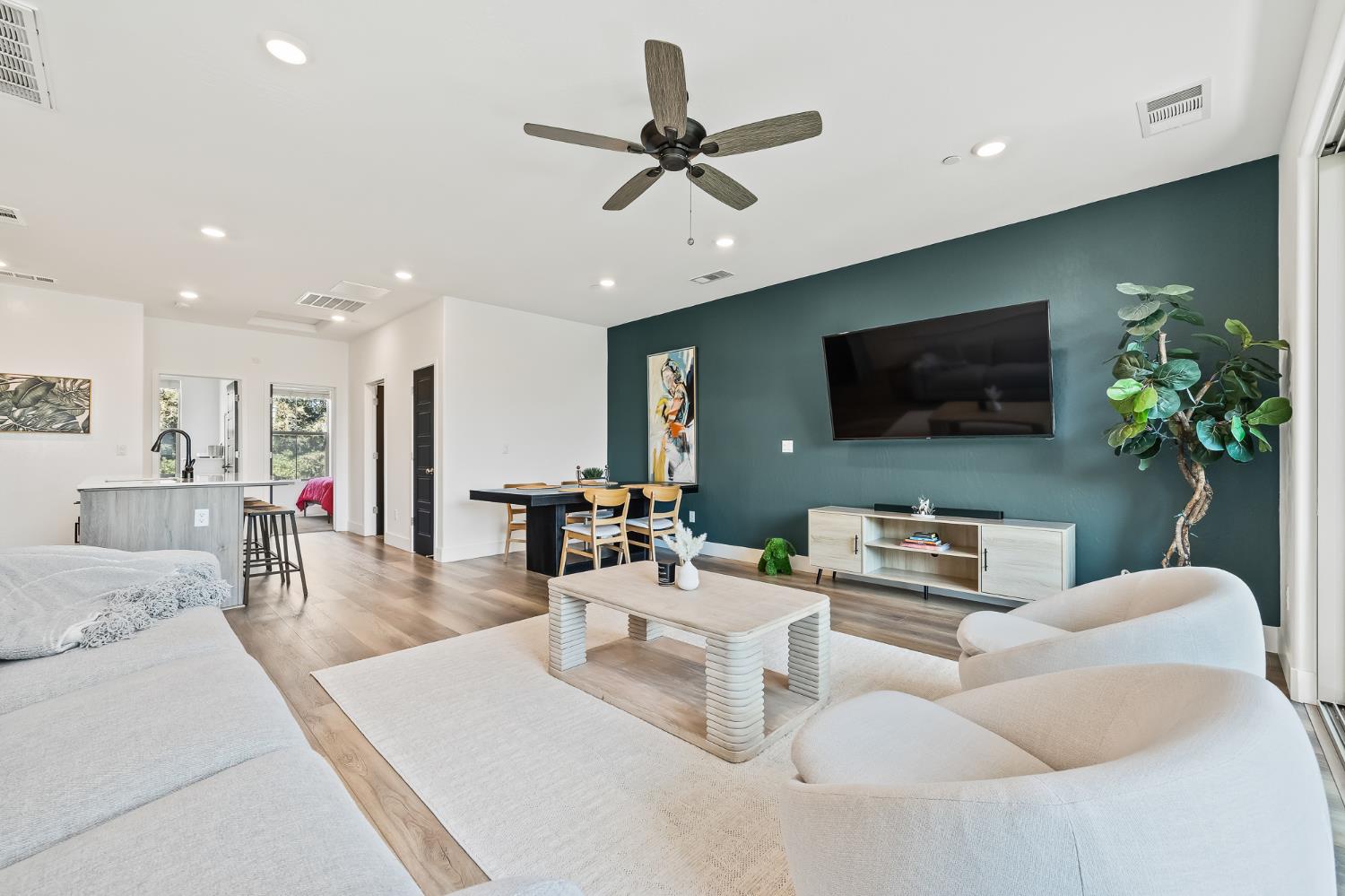 464 W Balsam Ln, Clovis, CA 93611