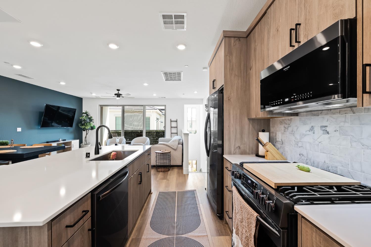 464 W Balsam Ln, Clovis, CA 93611