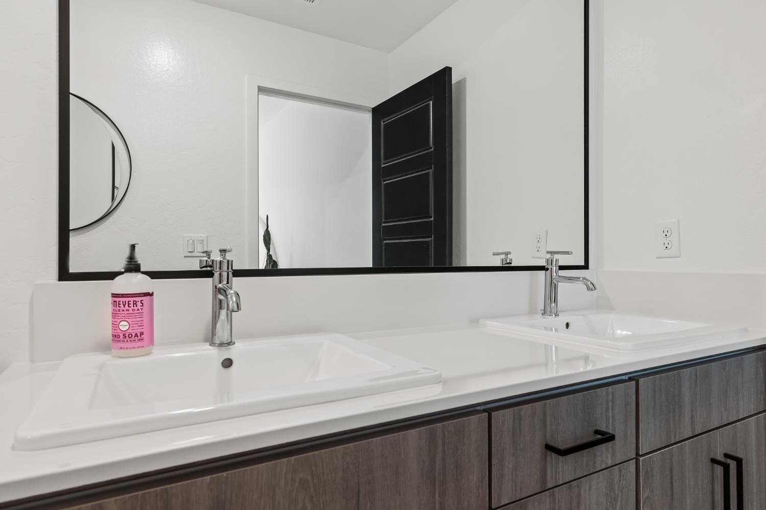 464 W Balsam Ln, Clovis, CA 93611
