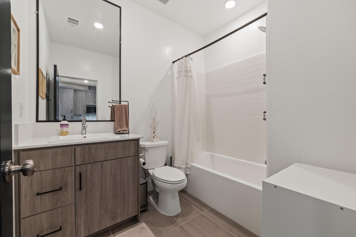 464 W Balsam Ln, Clovis, CA 93611