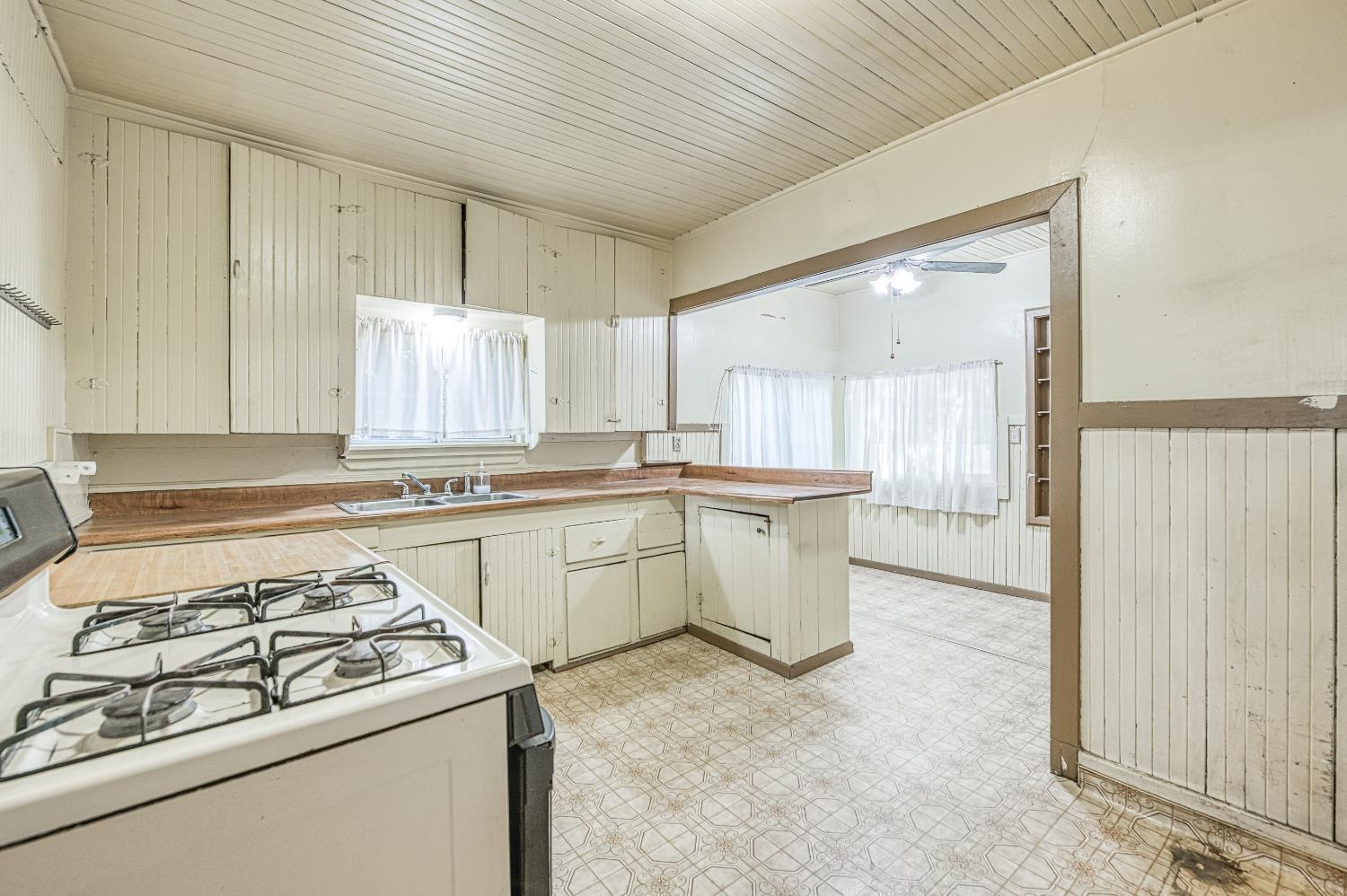2031 Whitson St, Selma, CA 93662