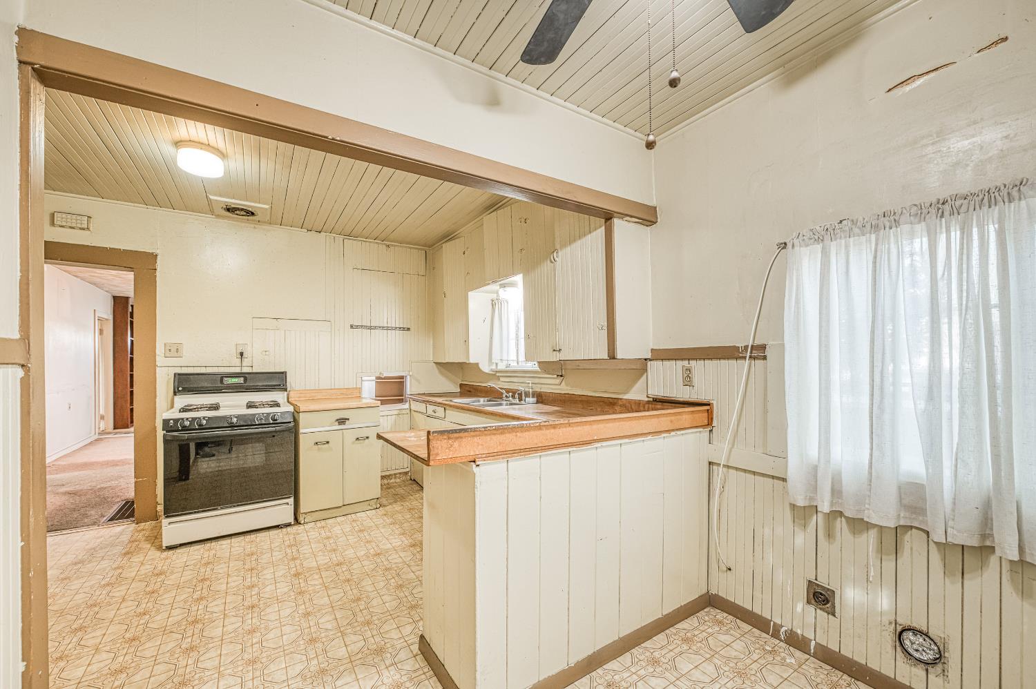 2031 Whitson St, Selma, CA 93662