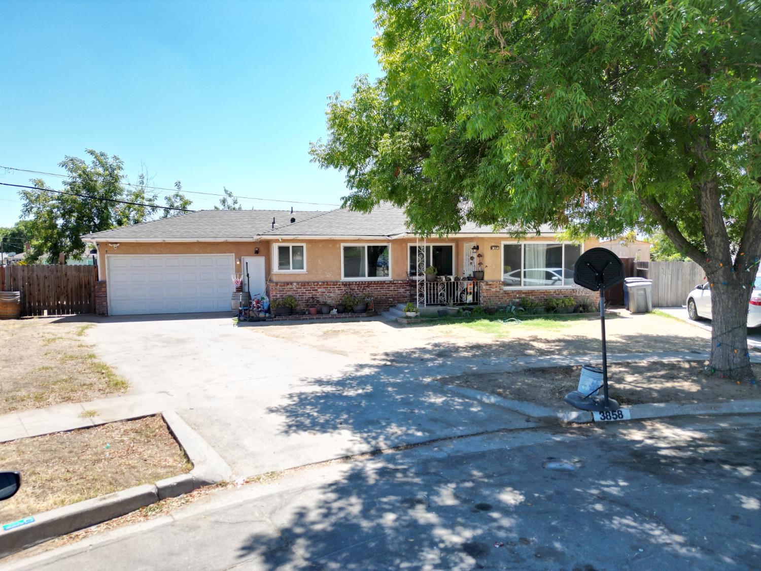 3858 E Dakota Ave, Fresno, CA 93726