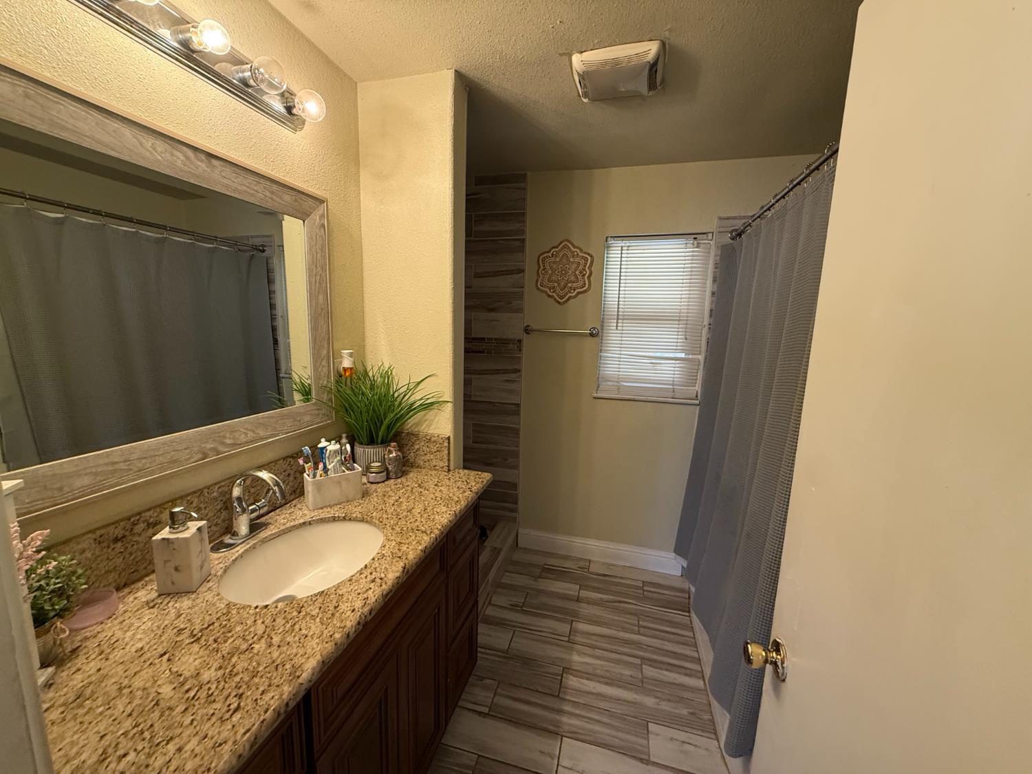 3858 E Dakota Ave, Fresno, CA 93726