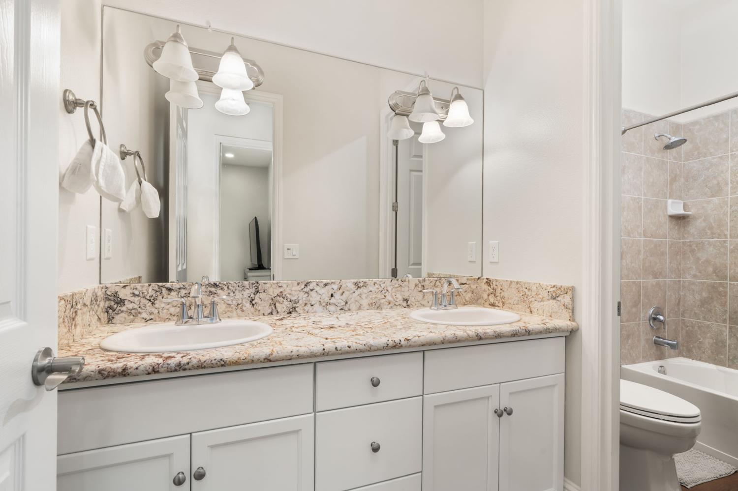 619 Blackwood Ave, Clovis, CA 93619
