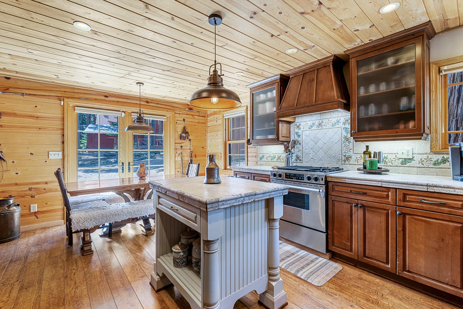 41836 Knobcone Ln, Shaver Lake, CA 93664