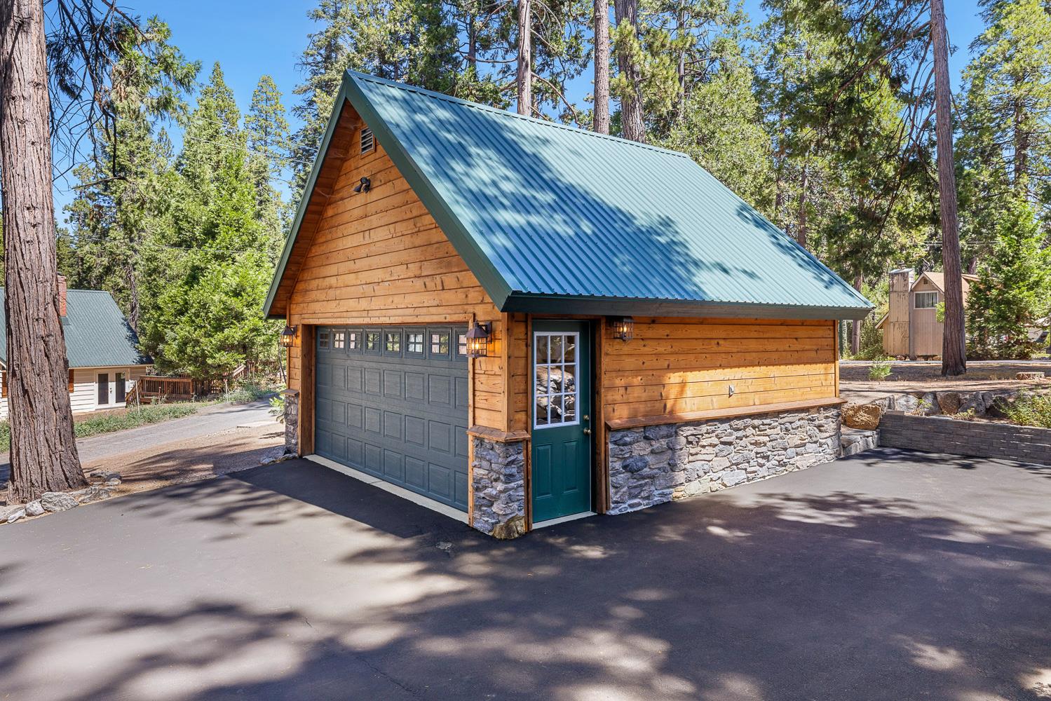 41836 Knobcone Ln, Shaver Lake, CA 93664