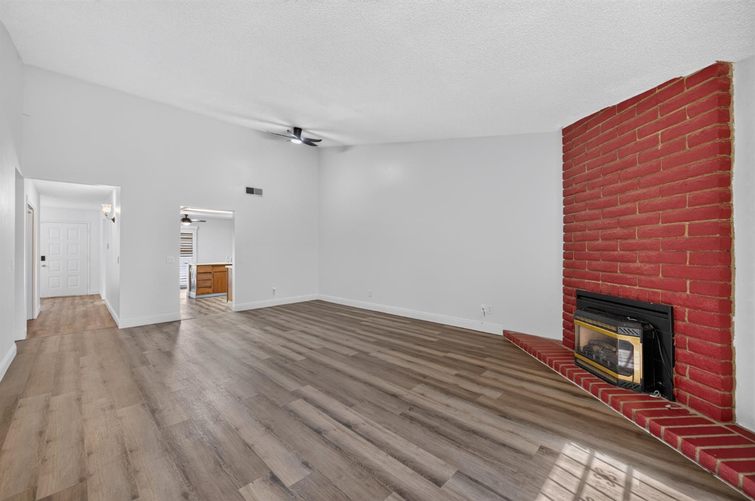 4985 E Butler Ave #105, Fresno, CA 93727