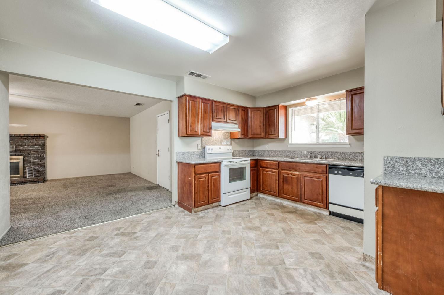 5904 E Pontiac Way, Fresno, CA 93727