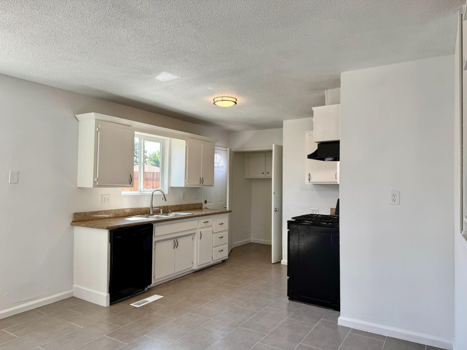 2337 W Shields Ave, Fresno, CA 93705