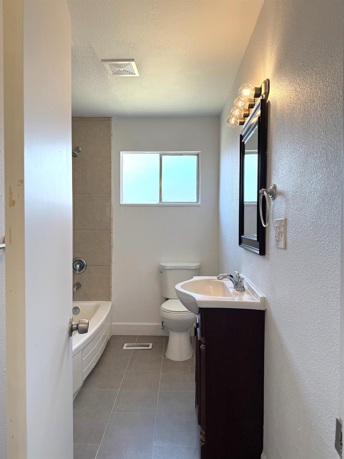 2337 W Shields Ave, Fresno, CA 93705