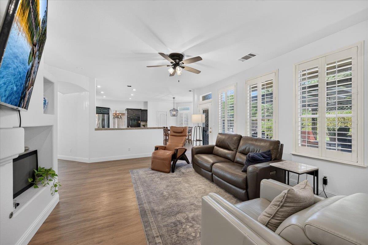 10283 N Sterling Ln, Fresno, CA 93730
